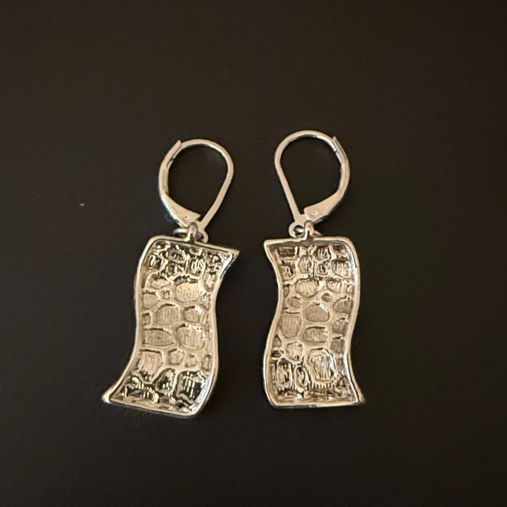 Necklace & Earring Set in Silver Tone/Black with Pebble Finish. - Picture 8 of 9